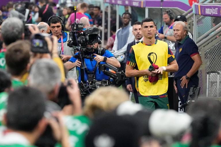 Cristiano Ronaldo sale del campo sin festejar el triunfo con sus compañeros