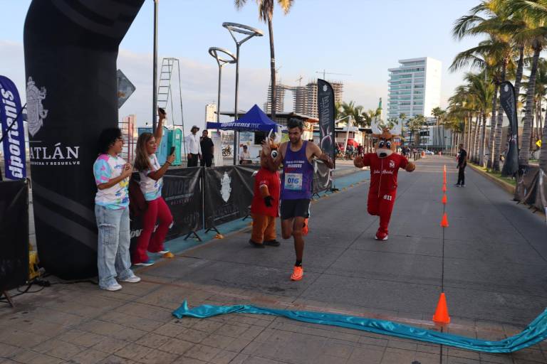 Vibran más de 300 atletas en el Malecón de Mazatlán, con la primera Carrera Conecta=Te