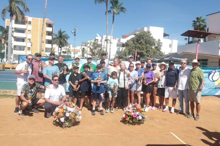 Reciben sus trofeos los campeones del Torneo de Tenis Nancy Grimes