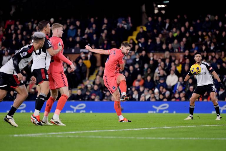 Raúl Jiménez y Fulham suman gris empate en casa ante el Everton
