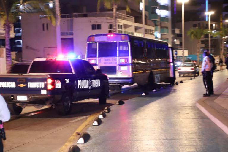 Arman persecución en Mazatlán para detener a conductor de camión con reporte de robo