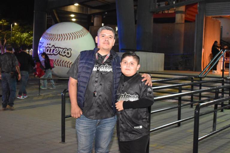 Viven sinaloenses emocionante juego en el estadio Tomateros