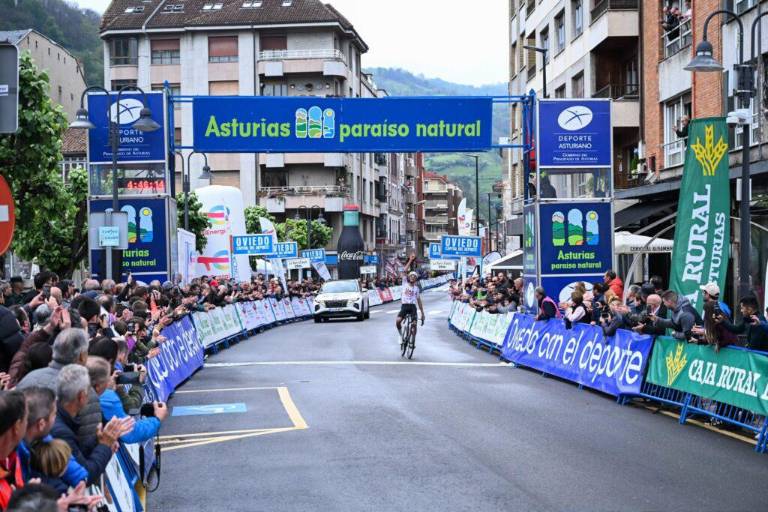 Mexicano Isaac del Toro se lleva primera etapa de la Vuelta Asturias