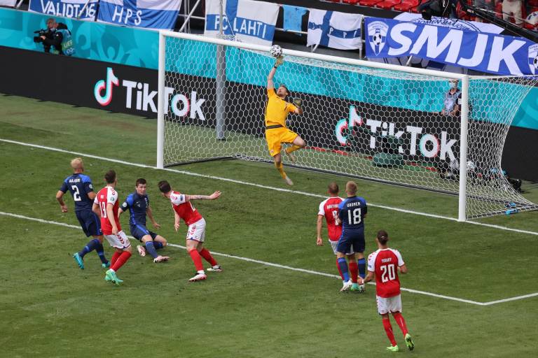 Finlandia derrota 1-0 a Dinamarca durante su encuentro en la Eurocopa