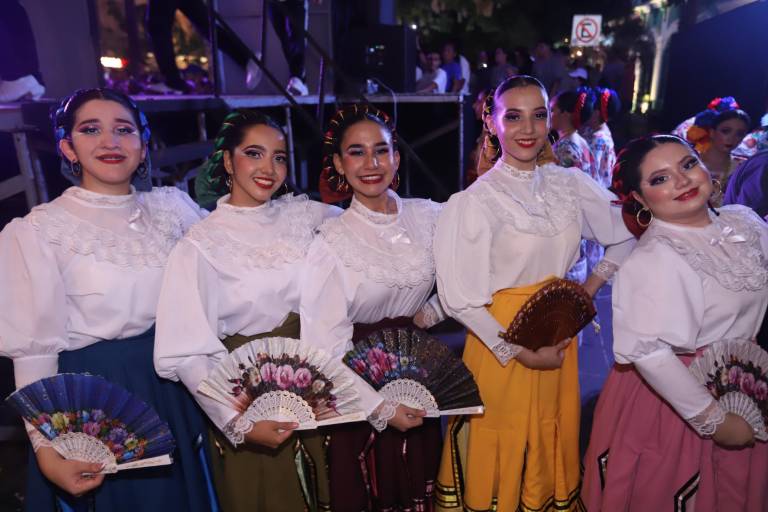 Disfrutan bailes tradicionales en la Plazuela Machado