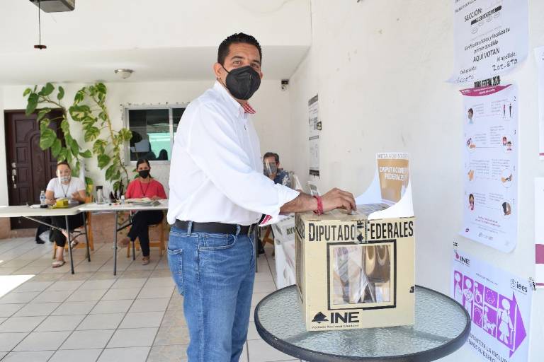 Chuy Valdés emite su voto e invita a la ciudadanía a ejercer este derecho