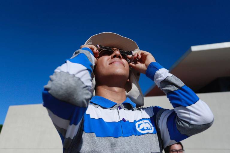 Comienza eclipse solar anular en Sinaloa; en Culiacán también lo observan