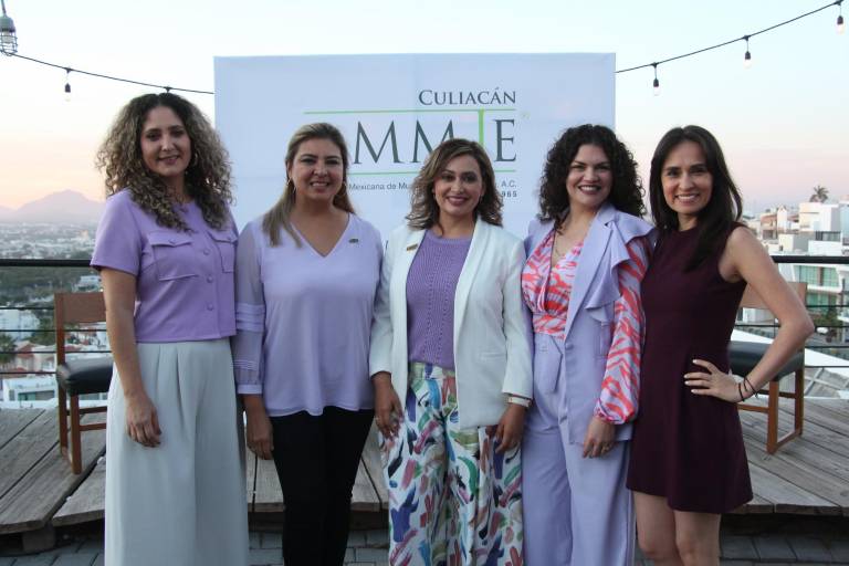 Entre mujeres comparten experiencias