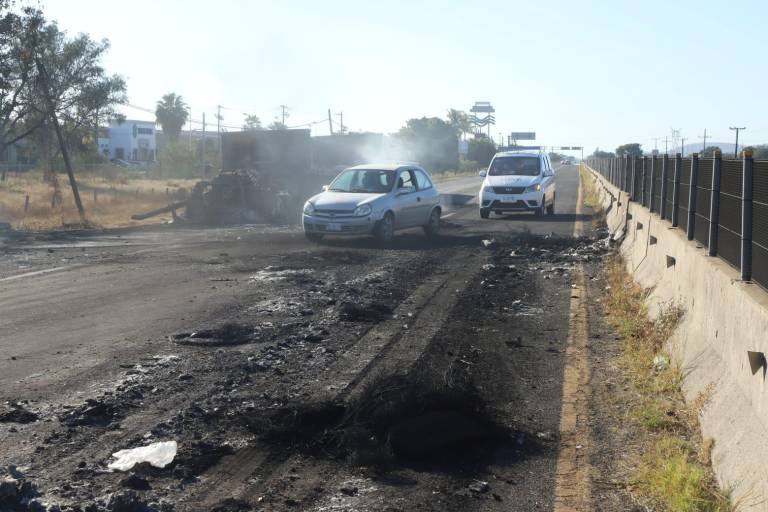 Roban 256 vehículos en Sinaloa, durante jornada violenta, reportan aseguradoras