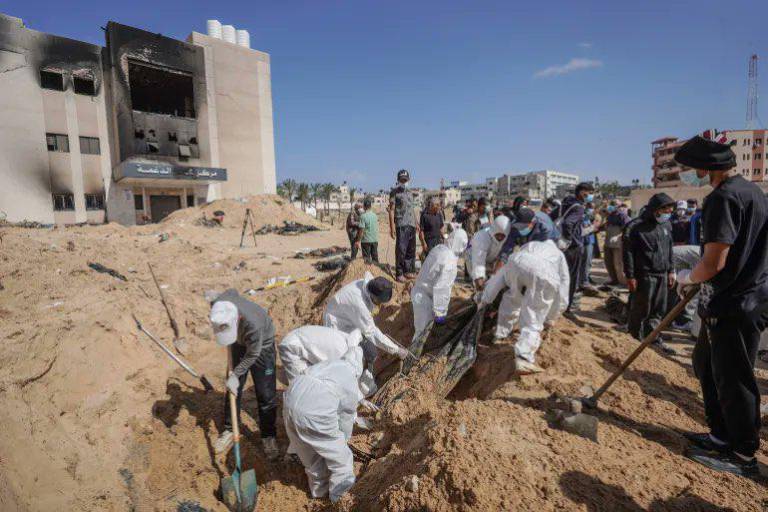 Recuperan 180 cadáveres en fosa común de Khan Younis, en Gaza