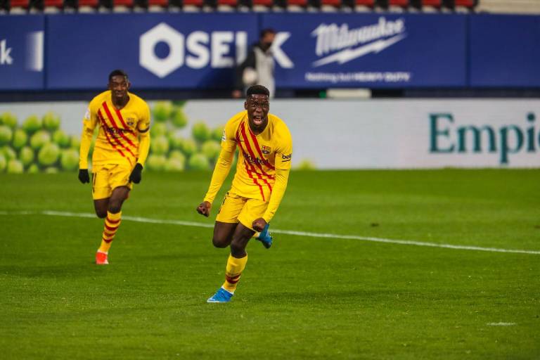 El Barcelona vence al Osasuna y agita el derbi