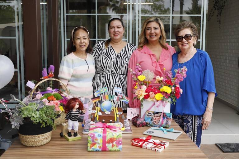 Edna Fong celebra entre amigas