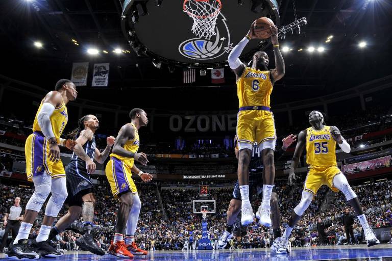 LeBron James corta la mala racha de los Lakers