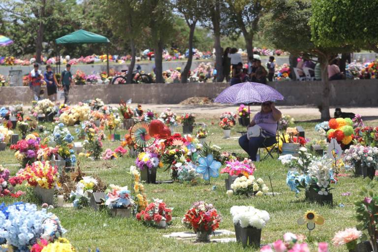 Mazatlecos se dan cita en panteones de la ciudad para festejar a las mamás del cielo