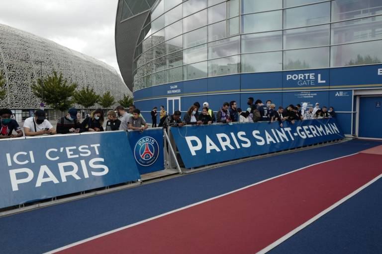Aficionados del París Saint Germain acampan en el Parque de los Príncipes a la espera de Lionel Messi