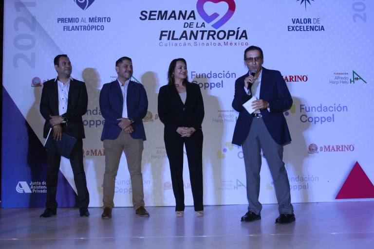 Entregan Premio al Mérito Filantrópico y Valor de Excelencia
