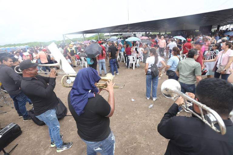 ‘¡Siéntense, siéntense!’, gritan vecinos a personas sobre sillas para apreciar a AMLO