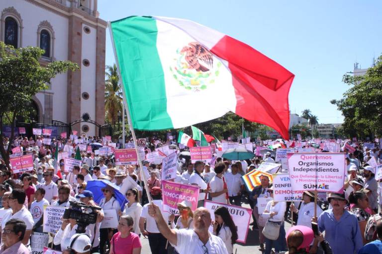 En Culiacán marchan cerca de 4 mil en movimiento por ‘nuestra democracia’