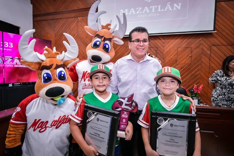 Premia Alcalde de Mazatlán a pequeños peloteros campeones de la Cal Ripken