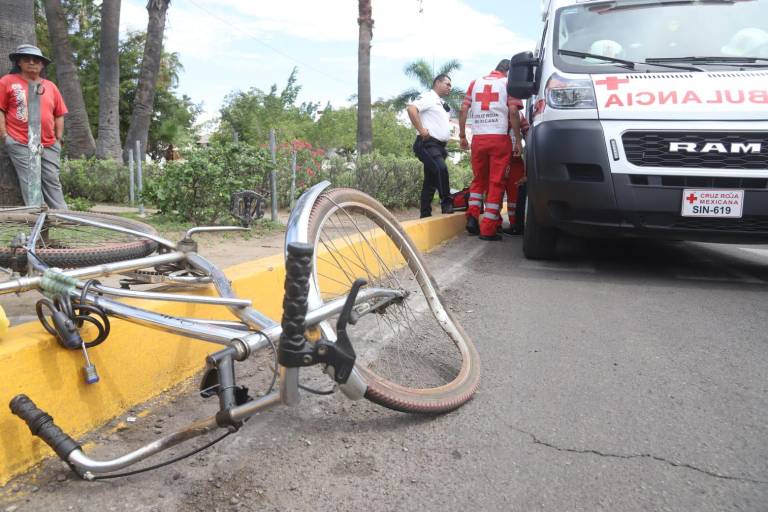Camión arrolla a ciclista en la Internacional en Mazatlán