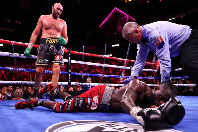 Tyson Fury pasa de estar a un golpe del nocaut a ganar ante Deontay Wilder
