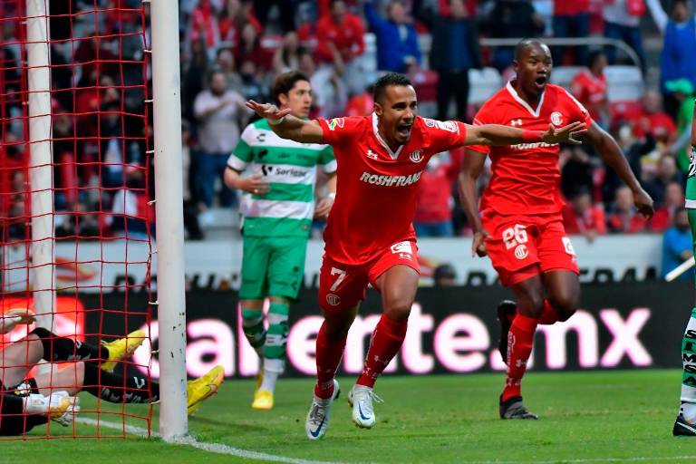 Toluca se lleva duelo de voltereras ante Santos