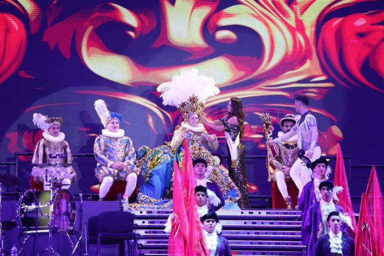 Coronan a Héctor II como Rey de la Alegría del Carnaval de Mazatlán