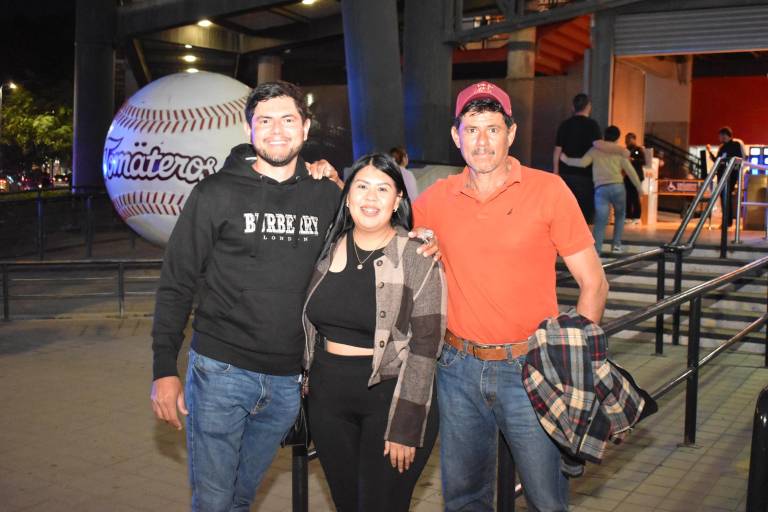 Viven sinaloenses emocionante juego en el estadio Tomateros