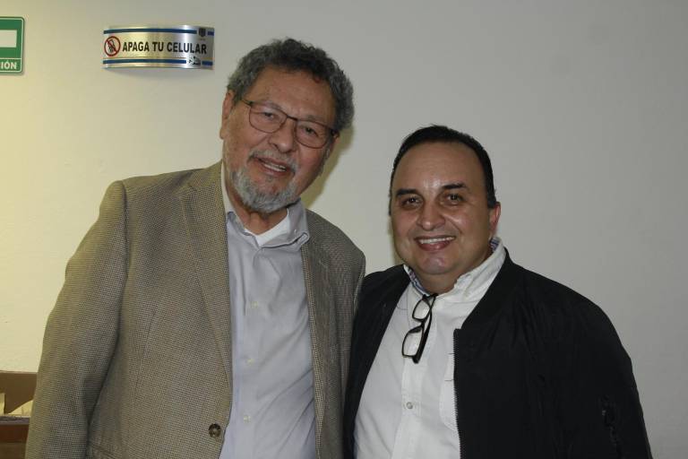 Disfrutan charla literaria con David Toscana