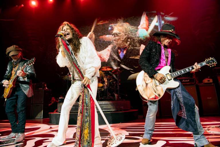 Acusan a Steven Tyler en demanda por abuso sexual