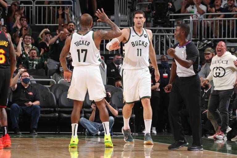 Milwaukee Bucks se adueña de la pintura ante Atlanta Hawks y queda a una victoria de las Finales