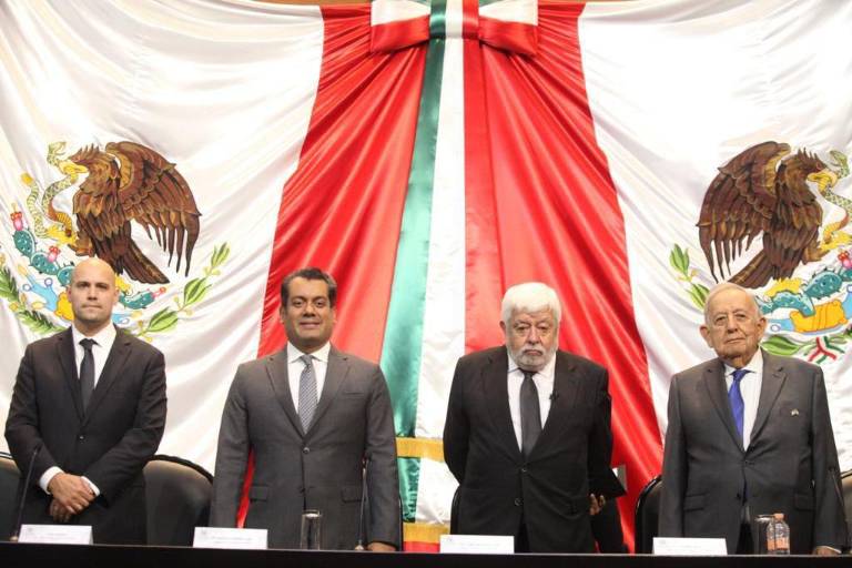 Legislador de Morena recibe a Jaime Maussan en la Cámara de Diputados