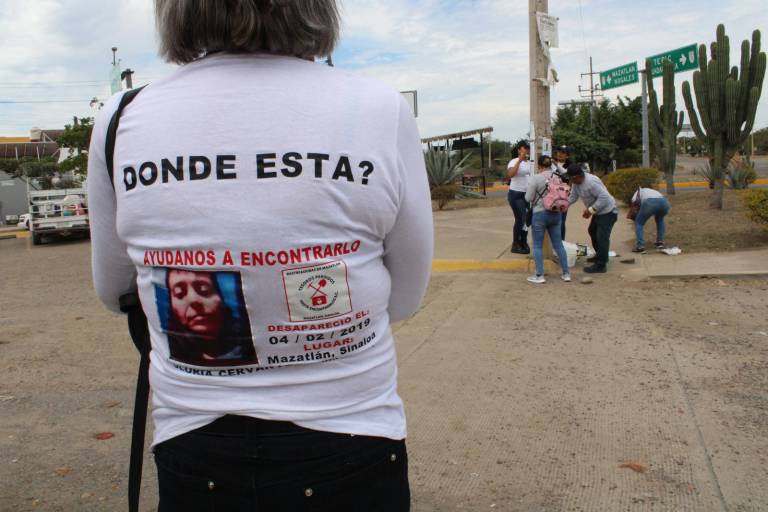 Lamenta grupo de rastreadoras que se arranquen carteles de sus desaparecidos