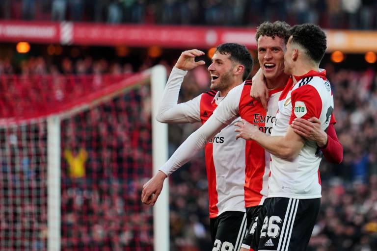 Santi Giménez y Feyenoord sacan ventaja mínima ante la Roma