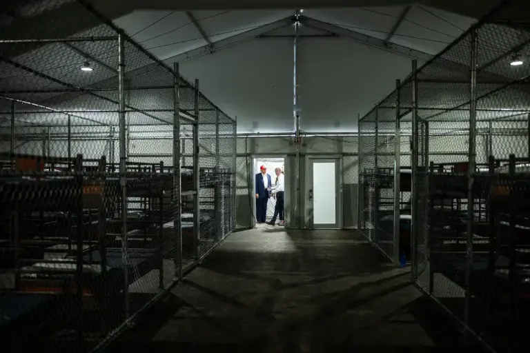 Gobierno de Estados Unidos desaloja centro de detención de Florida