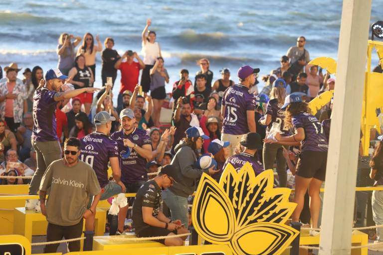 Deleita Mazatlán FC el Carnaval de Mazatlán 2024 con jugadoras y jugadores