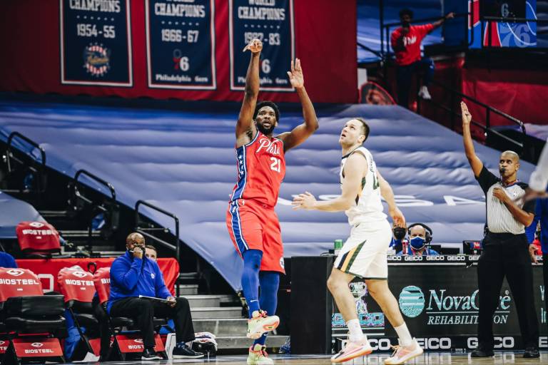 Joel Embiid y otra actuación de MVP para que Philadelphia 76ers gane el duelo de líderes