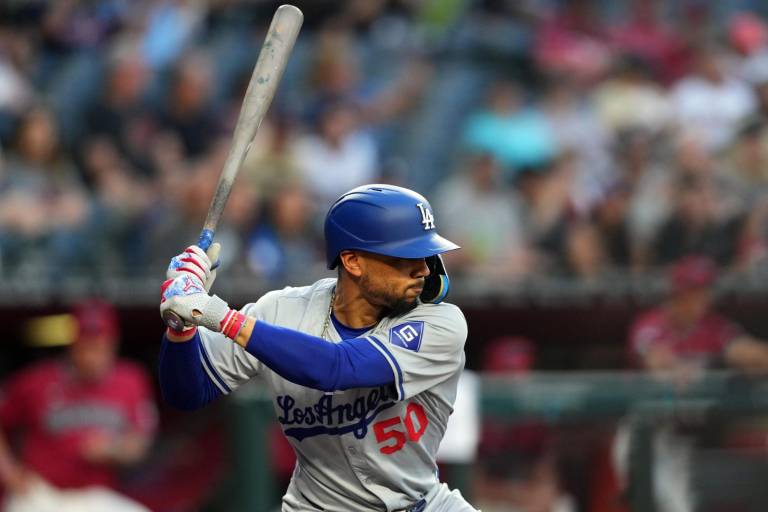 Mookie Betts acecha a Biggio con 50 jonrones iniciando juegos como primer bate