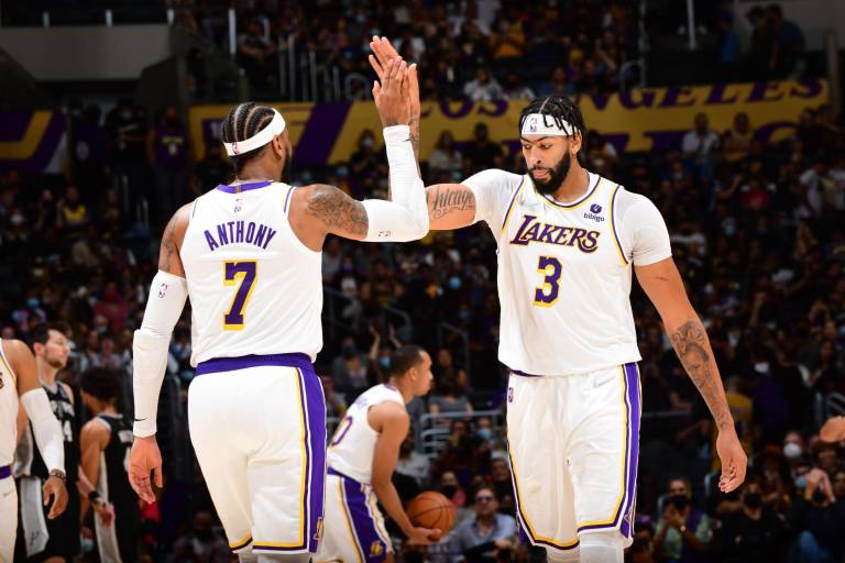 Lakers gana a Spurs en casa con un Anthony Davis dominante