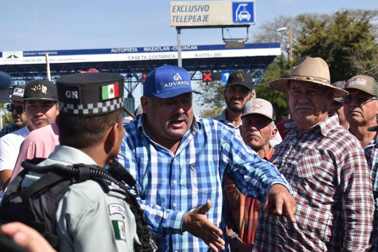 Maiceros restringen paso por caseta de Costa Rica en señal de protesta por el precio de comercialización