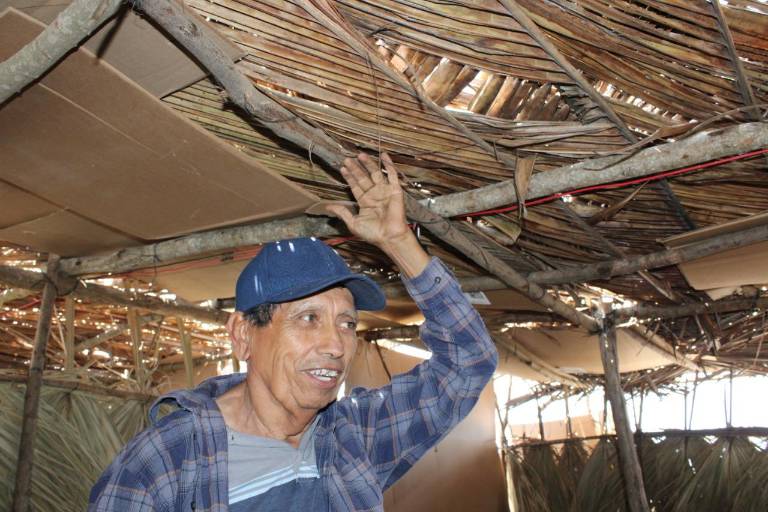 Escuinapenses se quejan de lo caras que compraron las enramadas en Las Cabras y exhiben su mala construcción