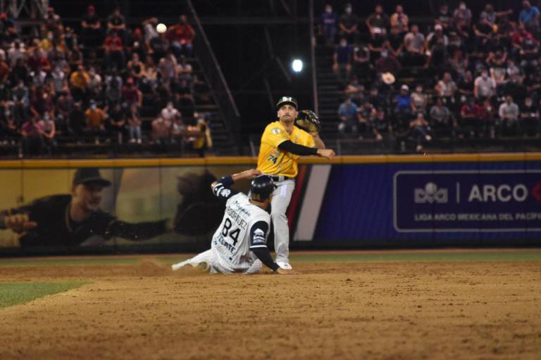 Algodoneros vence a Cañeros en extrainnings en el duelo inaugural