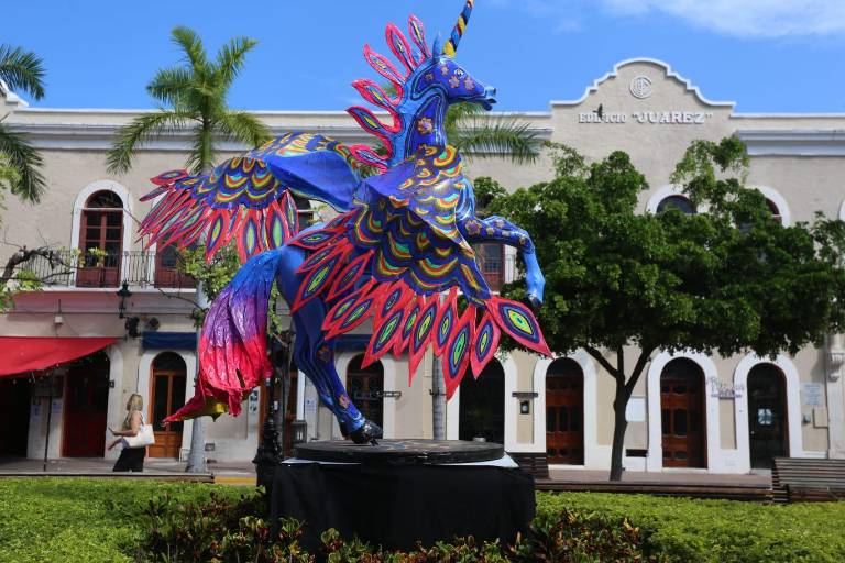 Danzan alebrijes en la Plazuela Machado y la llenan de color