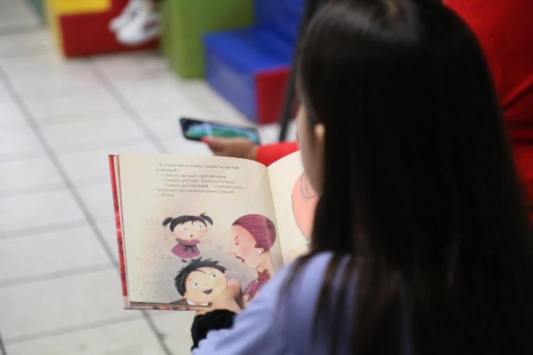 Inicia el Isic la entrega de acervo al Programa Salas de Lectura