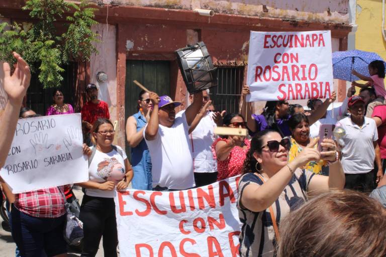 Reciben entre gritos y porras a candidatos a diputados tras debate en Rosario por el 24 Distrito