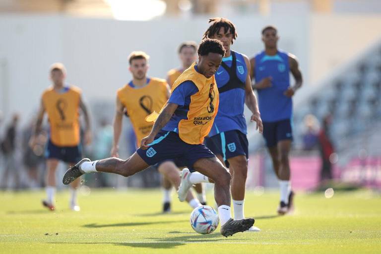 Sterling no juega con Inglaterra por asalto a su casa