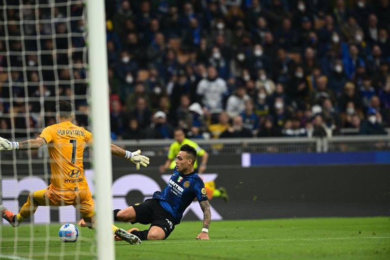 Inter superó con categoría a Roma en Milán para trepar a la cima