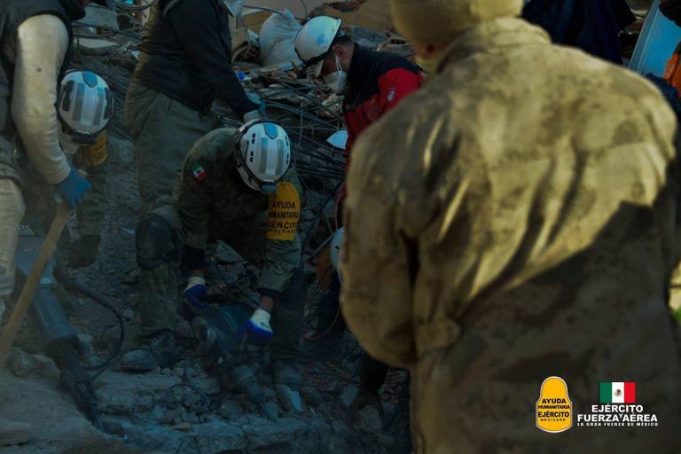 México donará 6 millones de dólares a Siria y Turquía; brigadistas han rescatado a 4 personas con vida