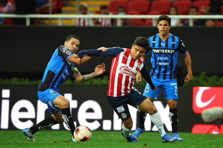Rayados remonta y hunde a las Chivas