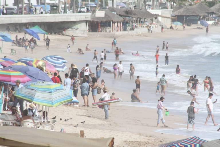 Por Covid, ordenan en Sinaloa reducir aforos en antros y transporte y restringir acceso de niños a centros comerciales
